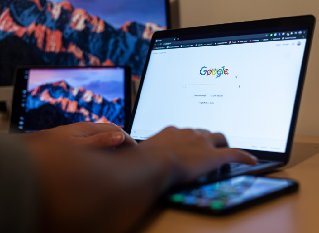 homem usando google no laptop